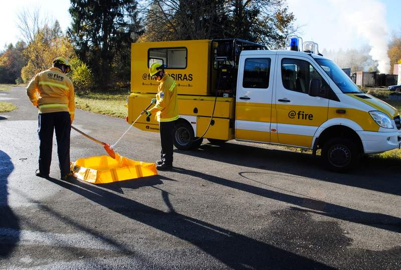Brigada HAZMAT en descontaminaci&oacute;n