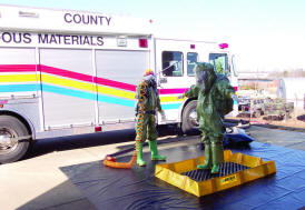 Personal con EPP en descontaminaci&oacute;n